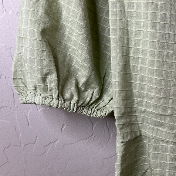 Universal Thread Wrap style blouse with puffy mid length sleeves. NWOT small - Picture 2 of 9